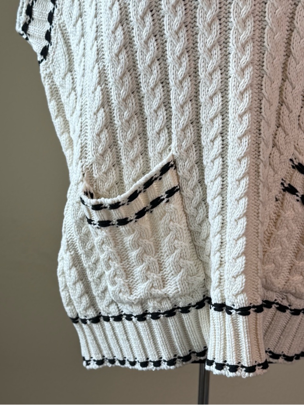 Davi & Dani Cream Cable Knit V-Neck Sweater Vest Size Large - Picture 3 of 11